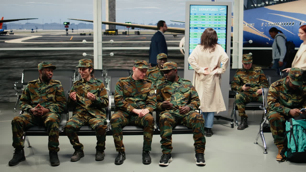 Chiacchiere, arrivo dell'aereo e squadra militare sorridente in attesa all'aeroporto