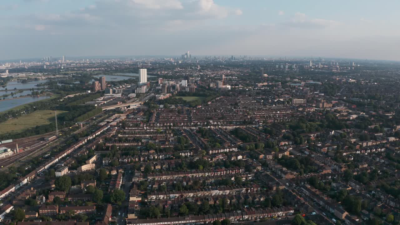 토트넘 헤일 기차역 런던 스카이라인을 향해 돌리 포워드 드론 샷