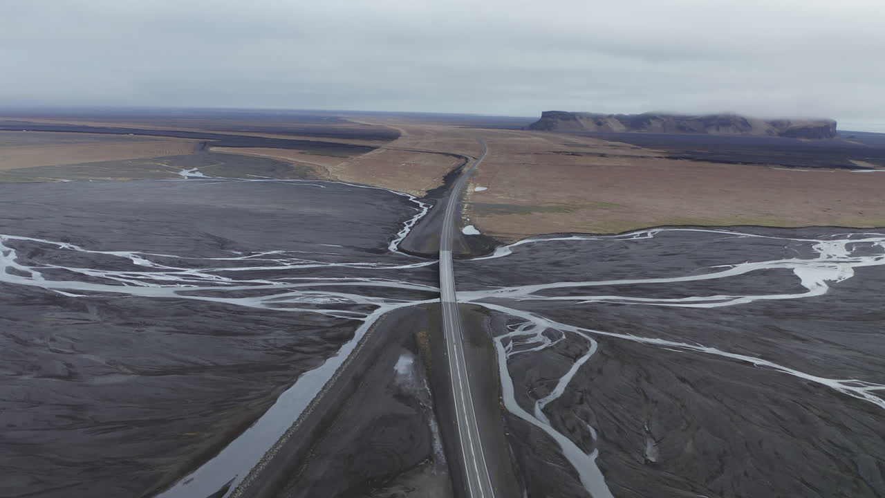 vista aérea en órbita puente aislado sobre el río islandés