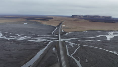 Vista-Aérea-En-órbita-Puente-Aislado-Sobre-El-Río-Islandés