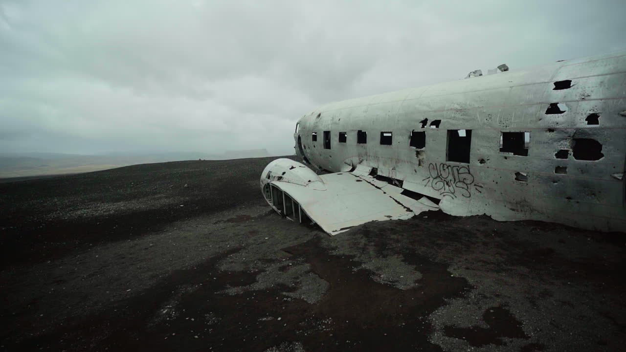 Relitto di aereo abbandonato su paesaggio vulcanico