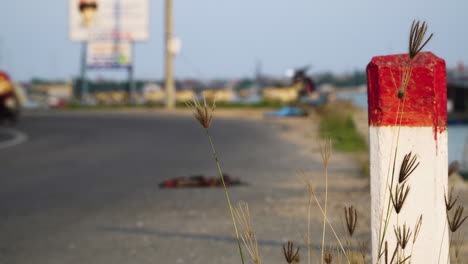 Fokus-Eines-Pylons,-Der-Die-Straße-Markiert