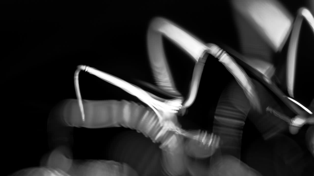 жидкость, образующая шипы в темной абстрактной атмосфере