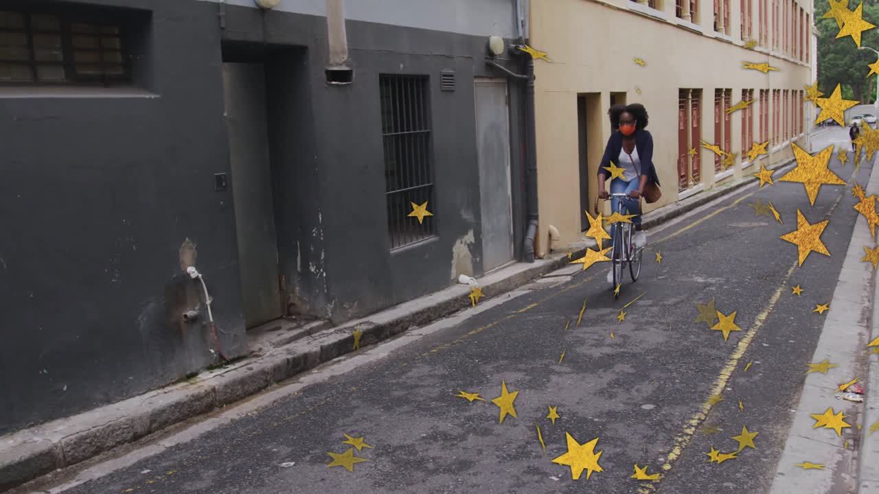 Kvinde cykler gennem en gyde og igangsætter en marketinganimation med hvirvlende gyldne stjerner.
