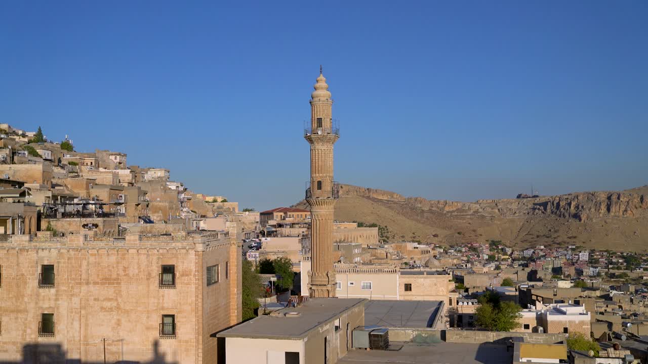 mezquita sehidiye y su minarete con el antiguo paisaje urbano de mardin, mardin, turquía