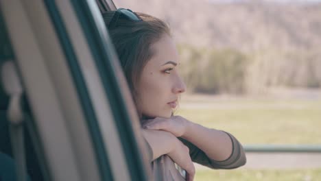 Konzentrierte-Dame-Mit-Braunen-Haaren-Blickt-Aus-Dem-Autofenster