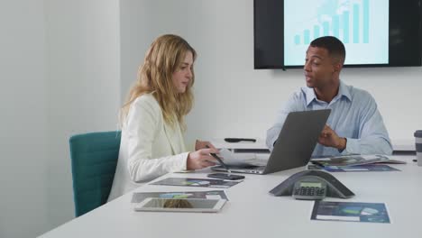 Man-and-woman-discussing-at-the-office