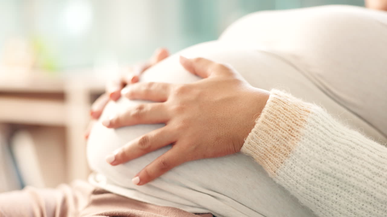 임신한 여자와 평화를 위해 배를 만지는