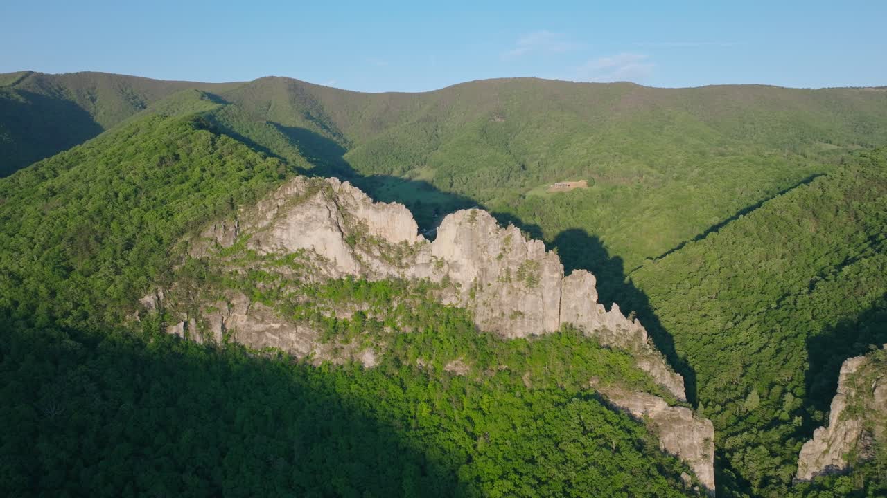 Ripresa aerea con drone del punto di riferimento Seneca Rocks nella Virginia Occidentale, che si erge sopra le montagneAppalachian boschive