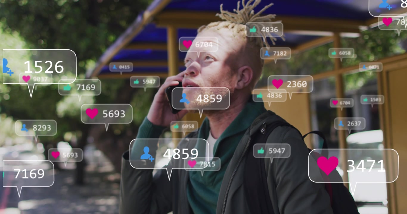 Animation von Social-Media-Symbolen vor einem afroamerikanischen Albino-Mann, der ein Smartphone benutzt