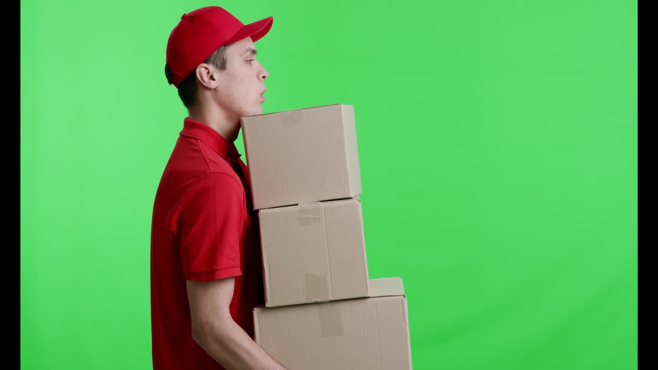 persona de entrega que lleva cajas apiladas