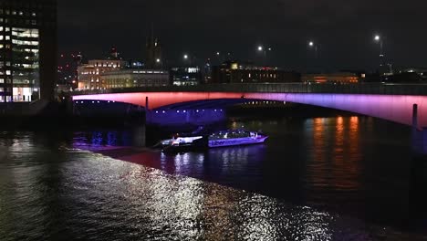 El-Barco-Uber,-Mber-Pasa-Por-Debajo-Del-Puente-De-Londres,-Reino-Unido