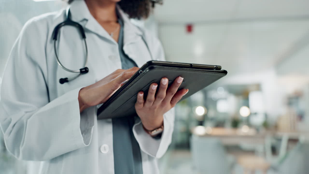 tabletas, manos de médicos y personas que escriben investigaciones