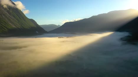 Morgennebel-über-Dem-Tal-Zwischen-Den-Bergen-Im-Sonnenlicht.-Nebel-Und-Wunderschöne-Natur-Norwegischer-Luftaufnahmen.