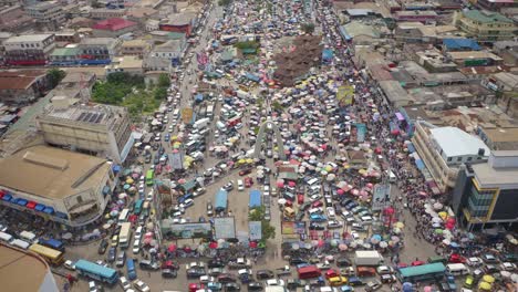 Multitud-De-Personas-Y-Coches-En-El-Mercado-Central-De-Accra-_6