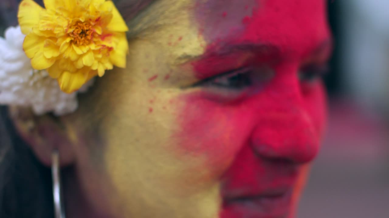 Primo piano di donne indiane con il viso imbrattato di vivaci colori Holi