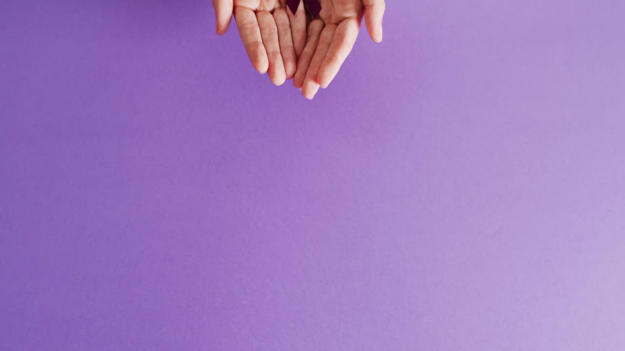 video de manos sosteniendo agregar o cinta de concienciación de tdah en fondo púrpura con espacio para copiar.