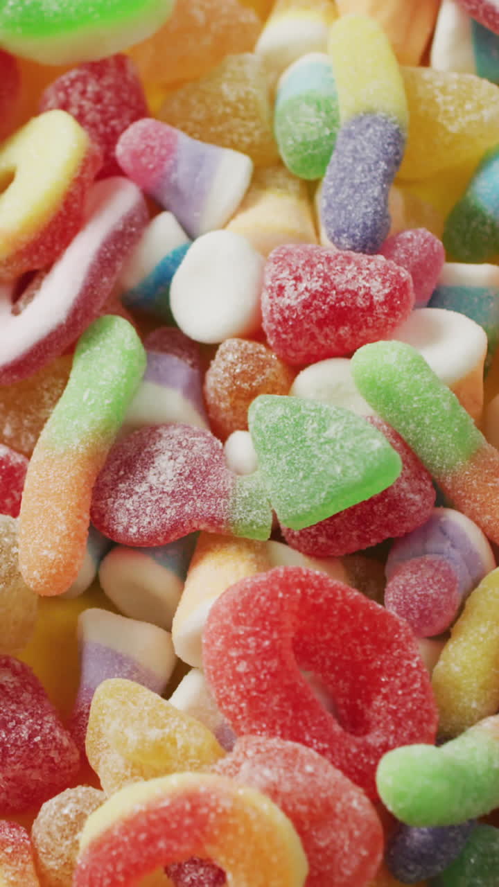 video de dulces de gelatina coloridos sobre un fondo amarillo