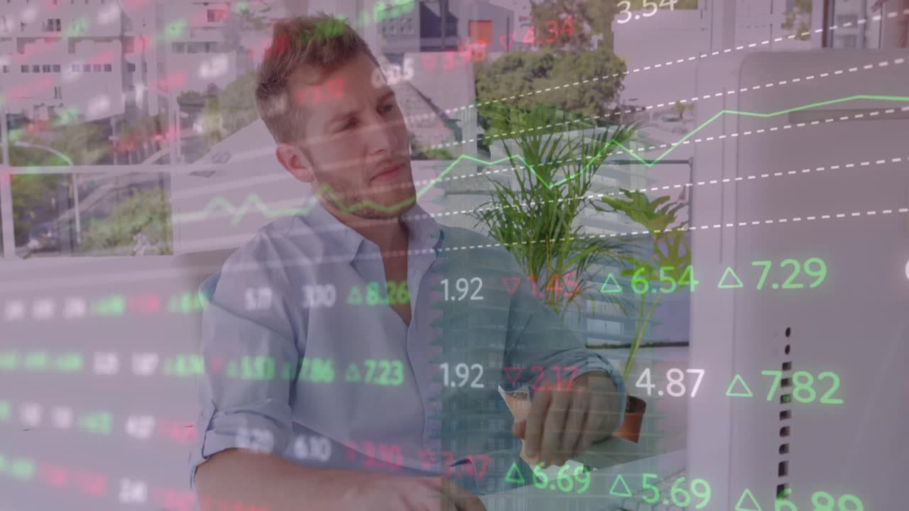 animação de processamento de dados do mercado de ações contra um homem caucasiano pensativo usando um laptop.