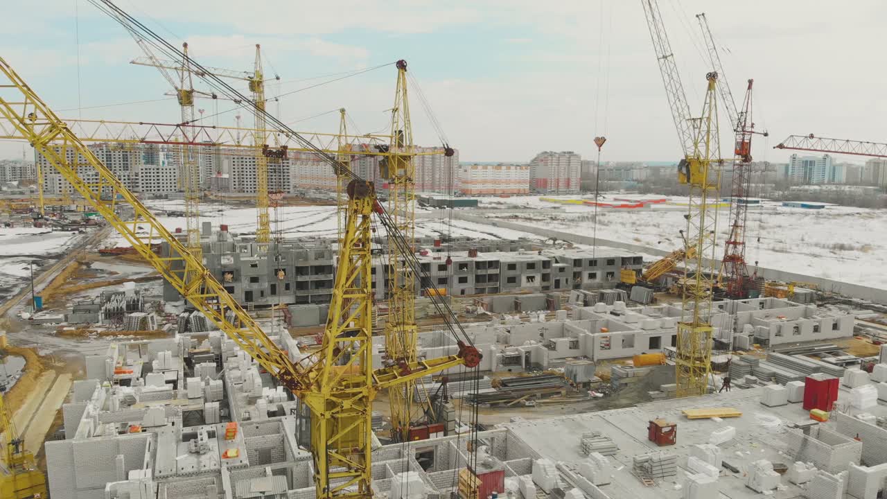 sitio de construcción de un complejo de casas en contra de la zona residencial