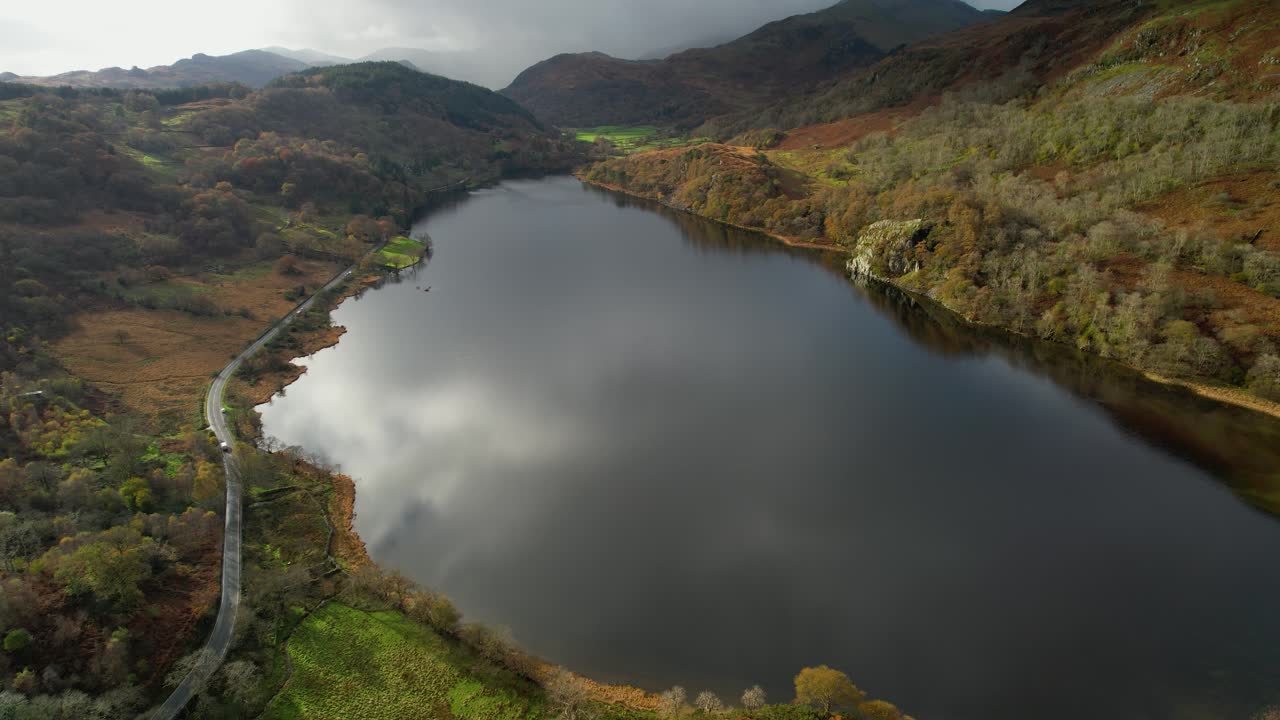 agua serena con reflejo en el lago llyn gwynant en snowdonia, gales