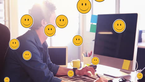 trabajando en el escritorio, hombre rodeado de animación de cara sonriente