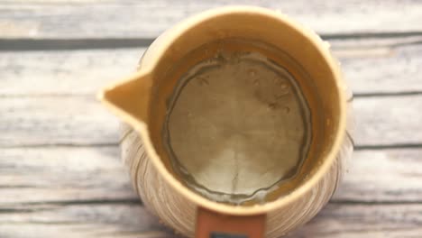 agua hirviendo en una tetera de plástico