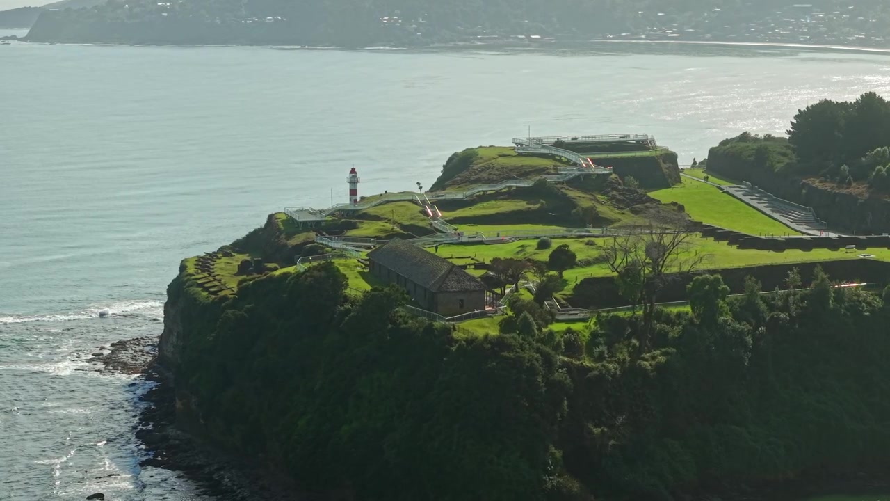 Valdivia, Şili yakınlarındaki Niebla Kalesi'nin güneşli bir günde panoramik bir görünümünü oluşturan havadan yörünge çekimi
