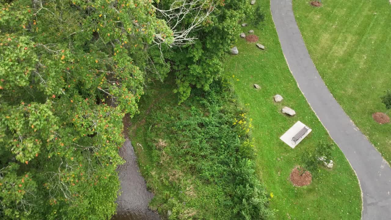 los senderos de greenway corren a lo largo de las cabeceras del río new entre boone y blowing rock, nc, carolina del norte.