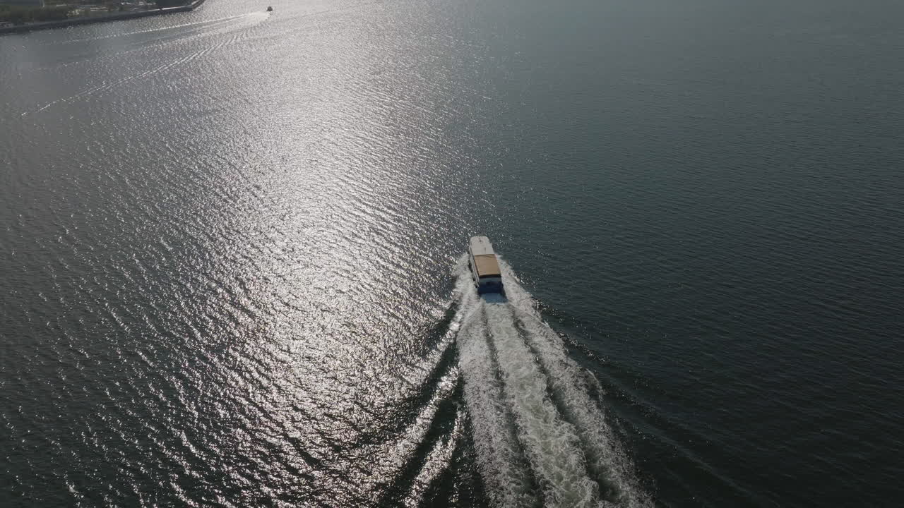 Barca da turismo a vela sull'acqua in città a Hong Kong, Cina.