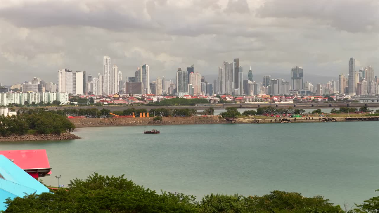 Blick auf Casco Antiguo (Altstadt) und moderne Skyline in Panama-Stadt, Panama. Seitliche Luftaufnahme.