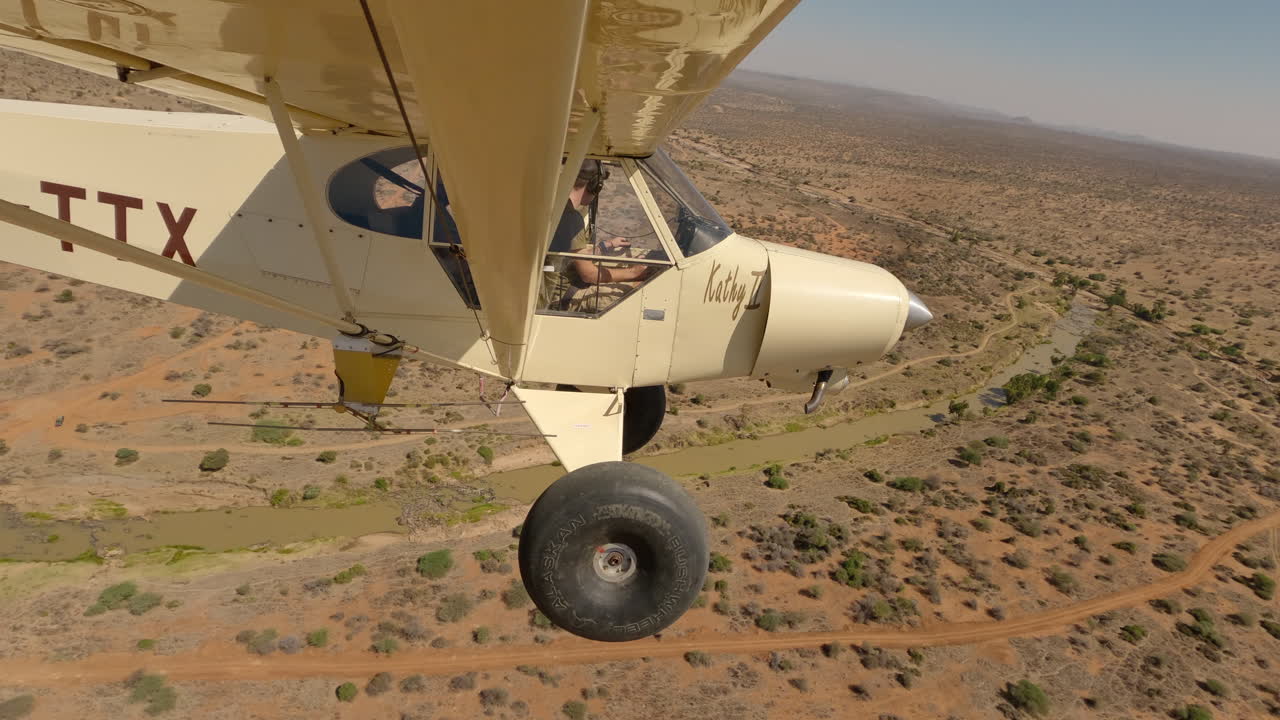 Aereo bushcraft in volo sopra le praterie secche della savana