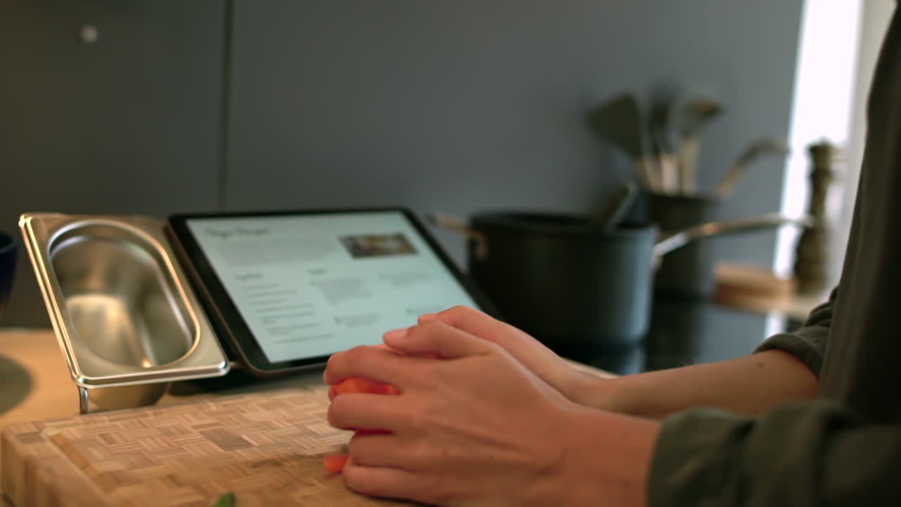 냄비에 후추를 넣는 여성 손 클로즈업