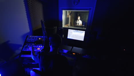 sesión de grabación en un estudio de música profesional