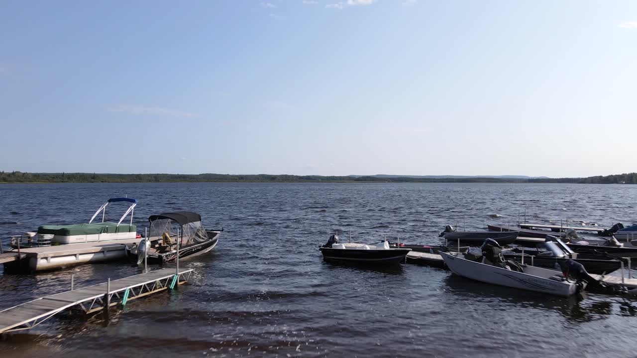 съемка с дрона красивого озера, песчаного пляжа и нескольких лодок в канаде