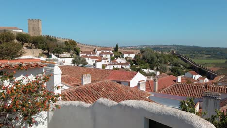 vista de la ciudad fortificada y las casas tradicionales de óbidos, portugal