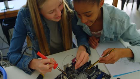 Kinder-Arbeiten-An-Einem-Projekt-Im-Ausbildungsinstitut-4k