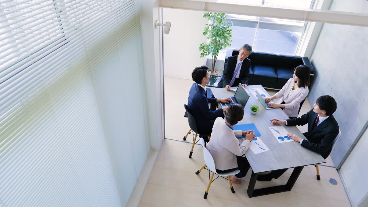 사무실에서 일하는 사업가