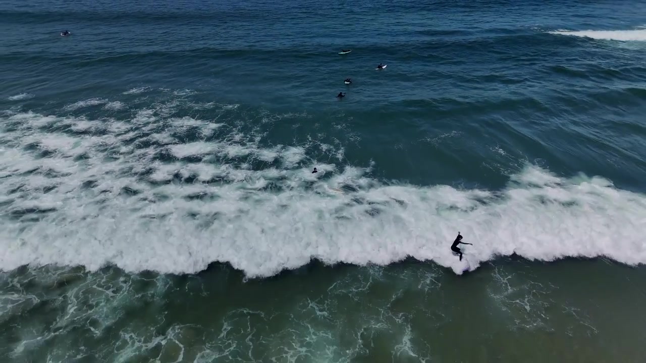 Surfisti che cavalcano le onde in una giornata di sole in spiaggia