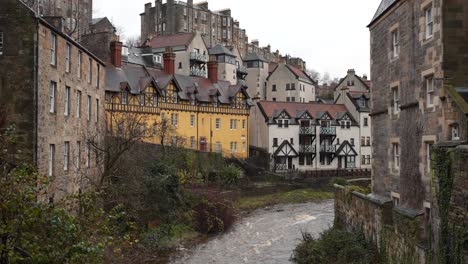 Antiguos-Edificios-Rústicos-Junto-Al-Río,-En-Dean-Village,-Edimburgo