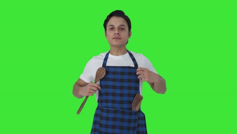cocinero indio feliz preparándose pantalla verde