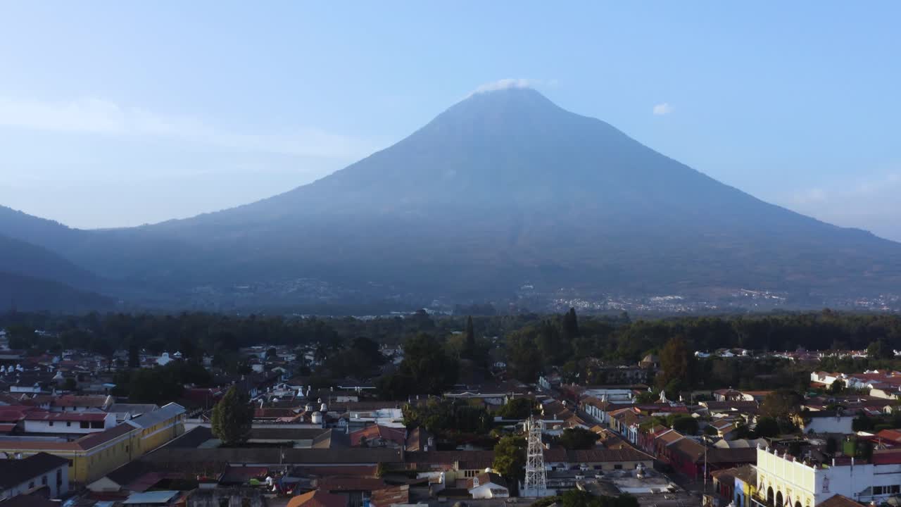 Luftfoto af Antigua Guatemala By med Agua-vulkanen i baggrunden