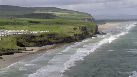 Playa-Cuesta-Abajo-Y-Templo-Mussenden-En-La-Ruta-Costera-De-La-Calzada,-Irlanda-Del-Norte