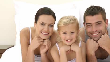 Panorama-De-Padres-Sonrientes-E-Hija-Acostada-En-La-Cama