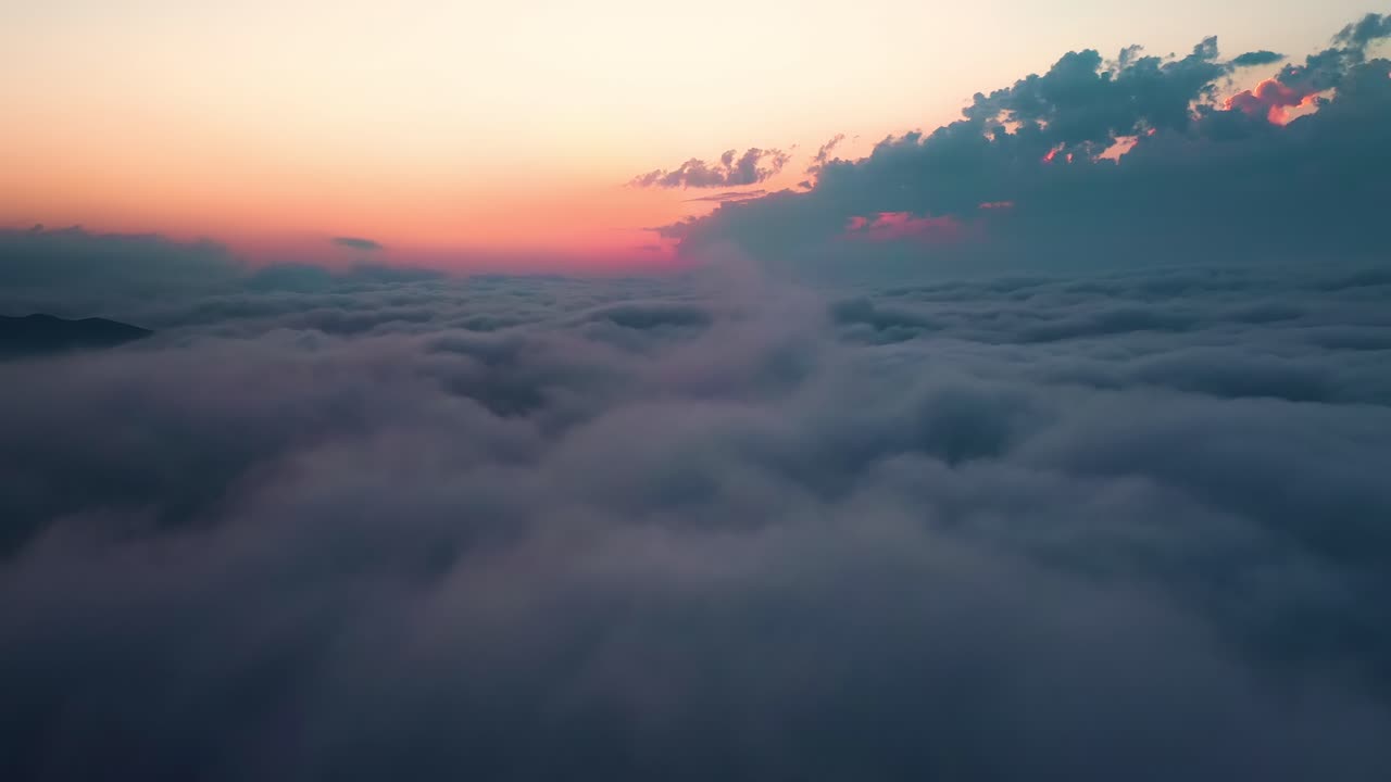volando sobre las nubes con el sol tardío. amanecer o atardecer colorido fondo del cielo.