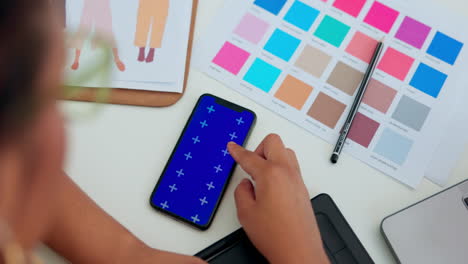 mujer creativa, manos y teléfono en pantalla verde