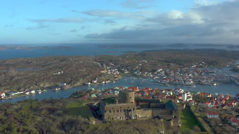 fortaleza de piedra de carlsten en la costa de marstrand de suecia, tiro de establecimiento aéreo, paisaje turístico panorámico