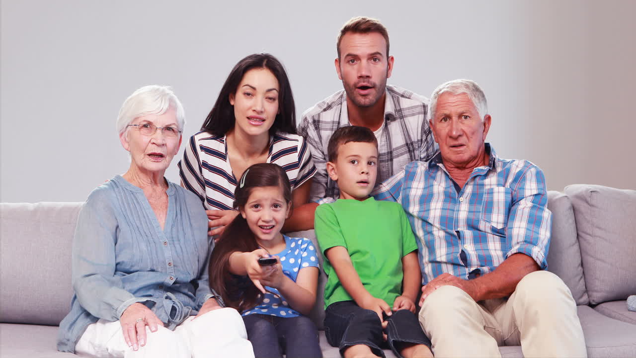 Storfamilie ser tv, mens de skifter kanaler