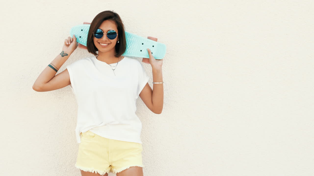 스케이트보드 를 타는 여자