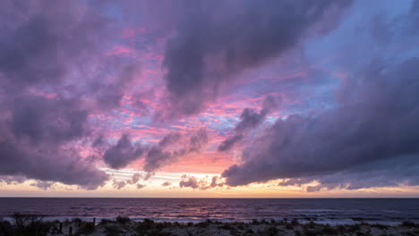 Lapso-De-Tiempo-De-Coloridas-Capas-De-Nubes-Al-Atardecer-Sobre-El-Océano-En-Henley-Beach-South